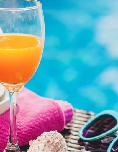 Cocktail au bord de la piscine